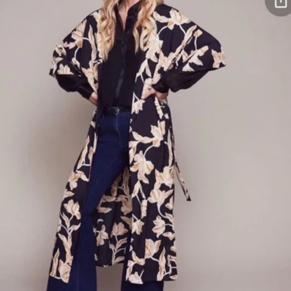 Stunning Maiden Du Soir Kimono. Floral Black, cream and golden pattern.